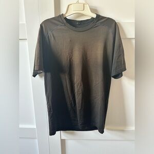 Men’s Lululemon short sleeve brown performance shirt